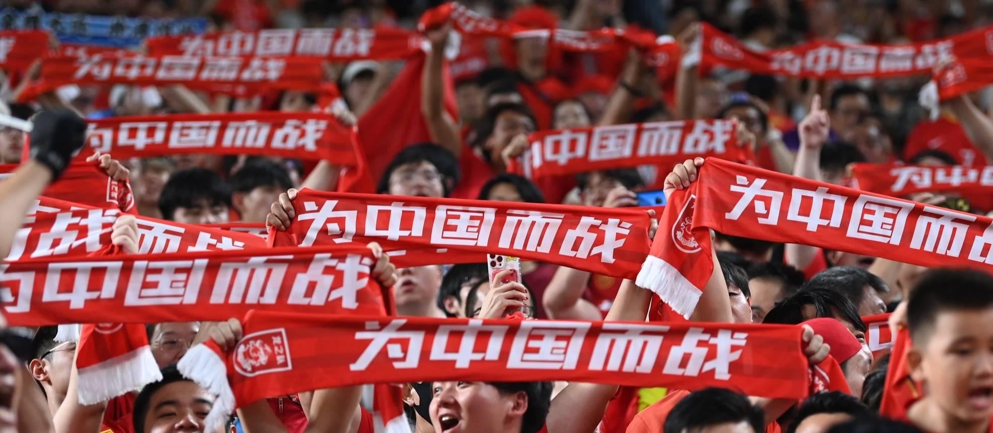 关于足球场上热血沸腾,谁能夺得最后的胜利?的信息 关于足球场上热血沸腾,谁能夺得最后的胜利?的信息