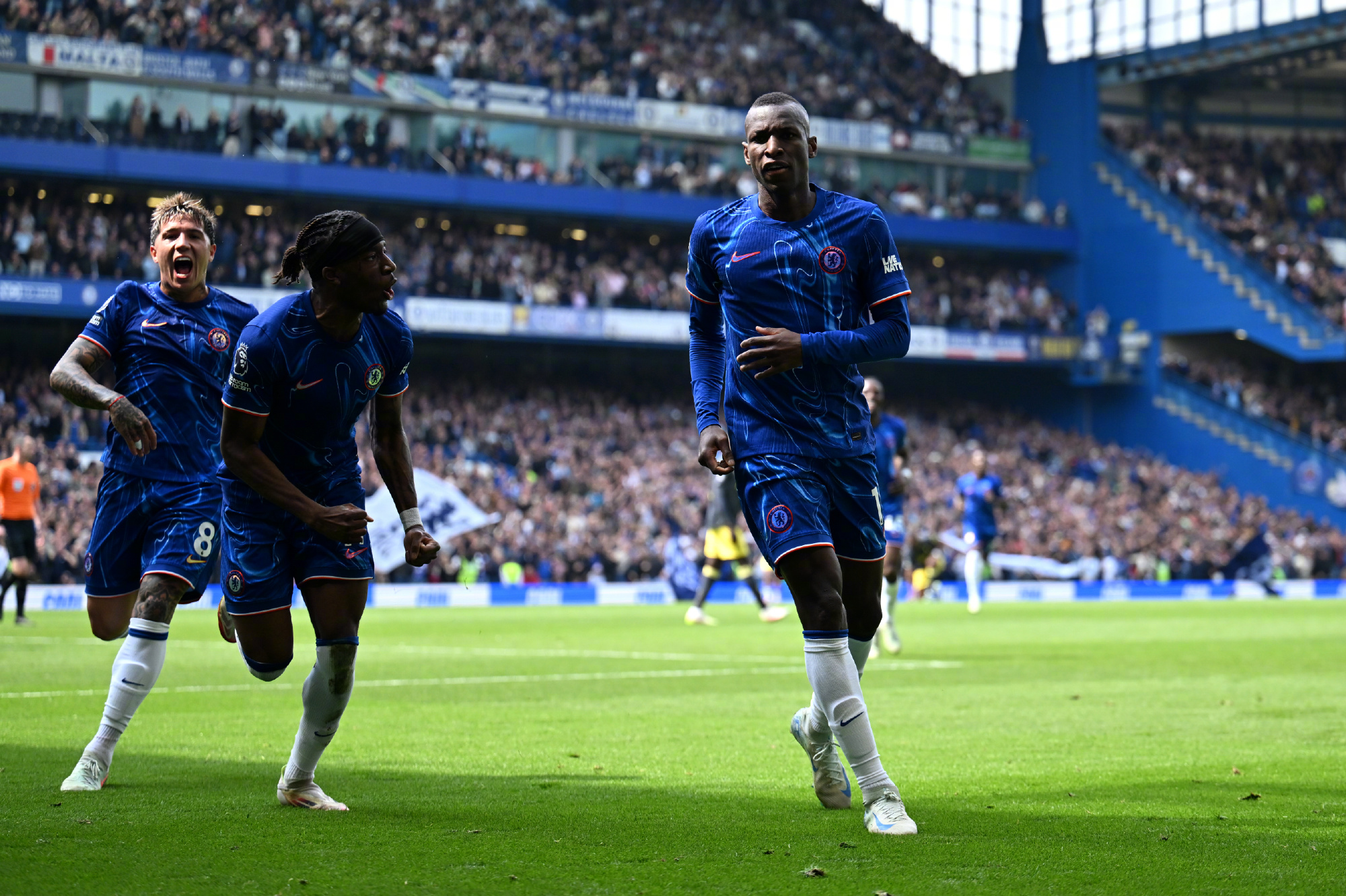 关于切尔西客场大胜，争夺前四愈发激烈的信息