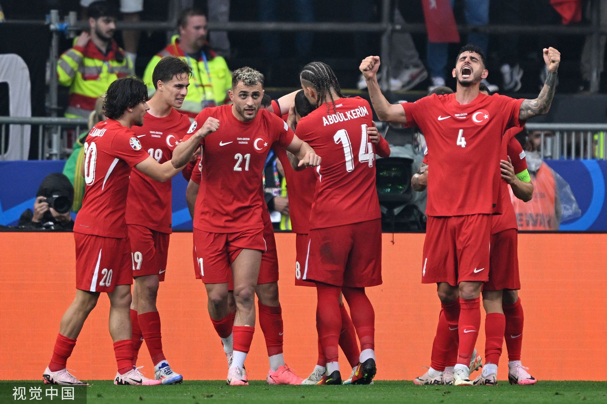 包含格鲁吉亚队坚韧抗争，成功遗憾落选欧洲杯的词条